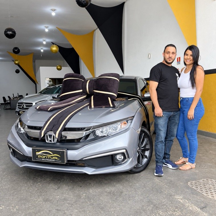 Cliente recebendo o carro na Pontual Multimarcas