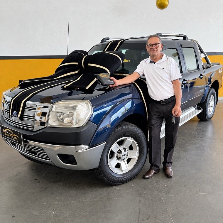 Cliente recebendo o carro na Pontual Multimarcas