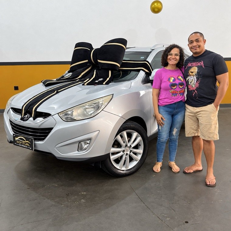 Cliente recebendo o carro na Pontual Multimarcas