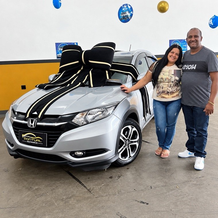 Cliente recebendo o carro na Pontual Multimarcas