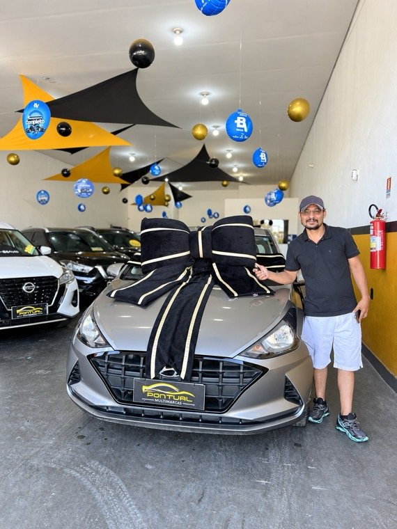Cliente recebendo o carro na Pontual Multimarcas