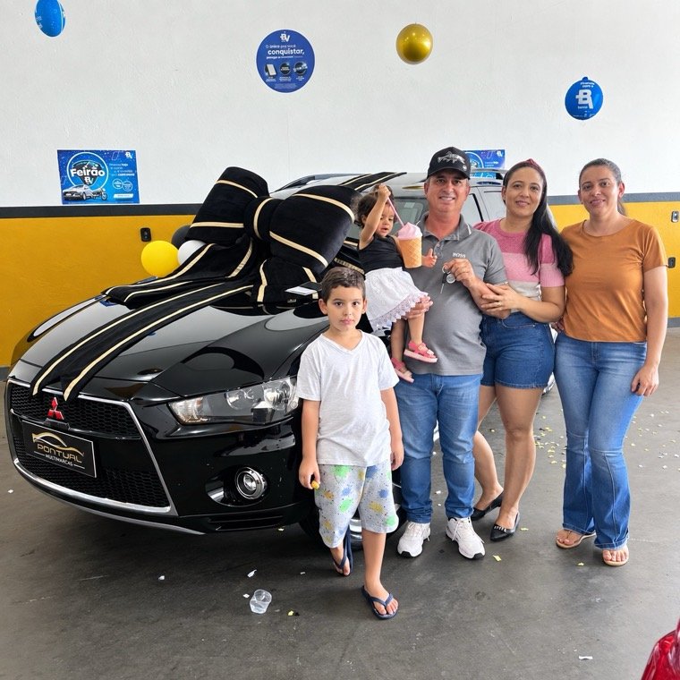 Cliente recebendo o carro na Pontual Multimarcas
