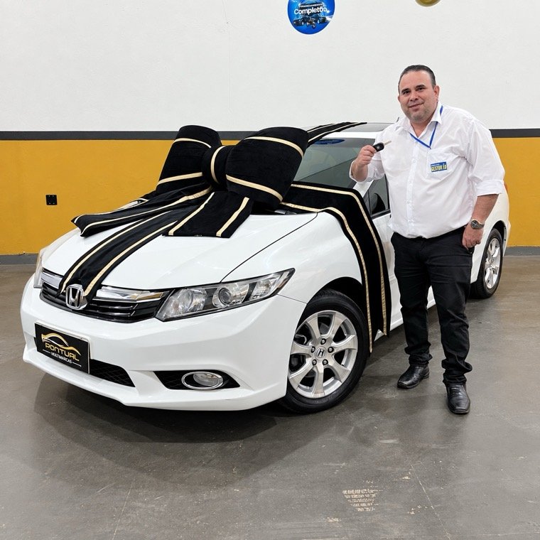 Cliente recebendo o carro na Pontual Multimarcas