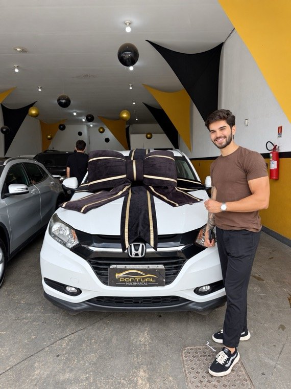 Cliente recebendo o carro na Pontual Multimarcas