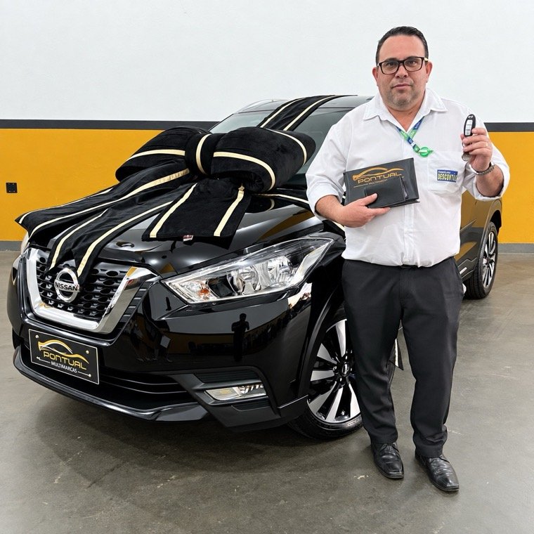 Cliente recebendo o carro na Pontual Multimarcas