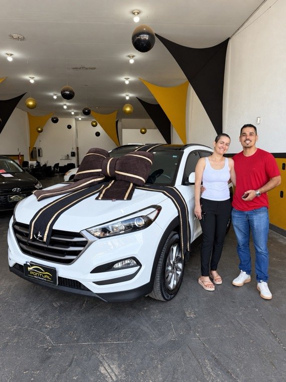 Cliente recebendo o carro na Pontual Multimarcas