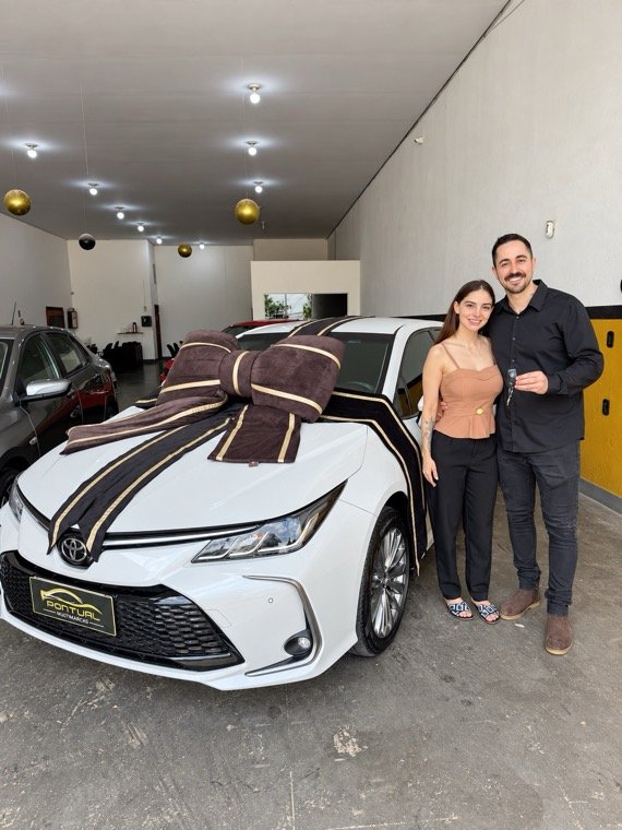 Cliente recebendo o carro na Pontual Multimarcas